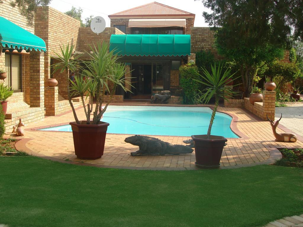 Boga Legaba Guest House & Conference Centre Mafikeng Bagian luar foto